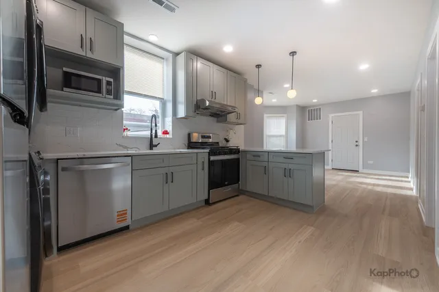 $1,900 | 2821 South Emerald Avenue, Unit 2R, Chicago, IL 60616