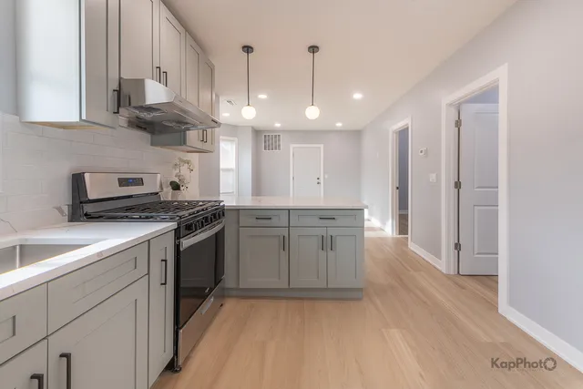 $1,900 | 2821 South Emerald Avenue, Unit 2R, Chicago, IL 60616