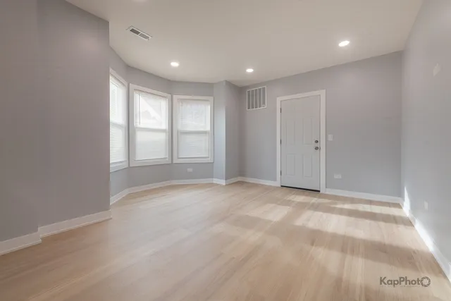 $1,900 | 2821 South Emerald Avenue, Unit 2R, Chicago, IL 60616