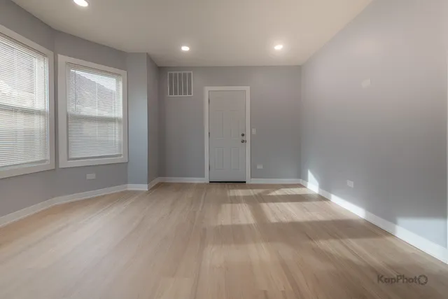 $1,900 | 2821 South Emerald Avenue, Unit 2R, Chicago, IL 60616