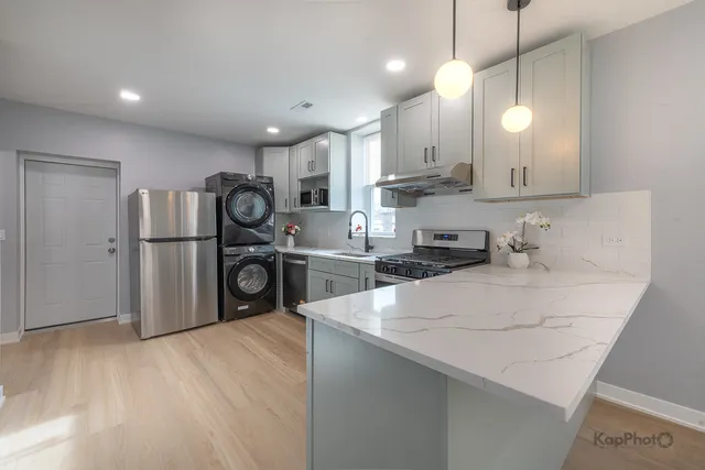 $1,900 | 2821 South Emerald Avenue, Unit 2R, Chicago, IL 60616