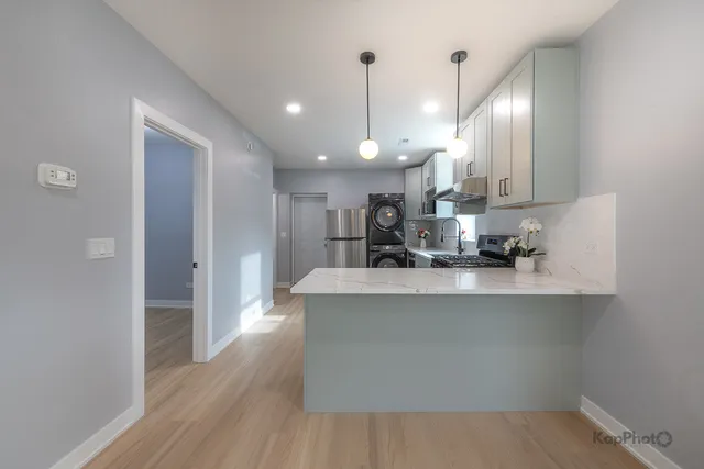 $1,900 | 2821 South Emerald Avenue, Unit 2R, Chicago, IL 60616