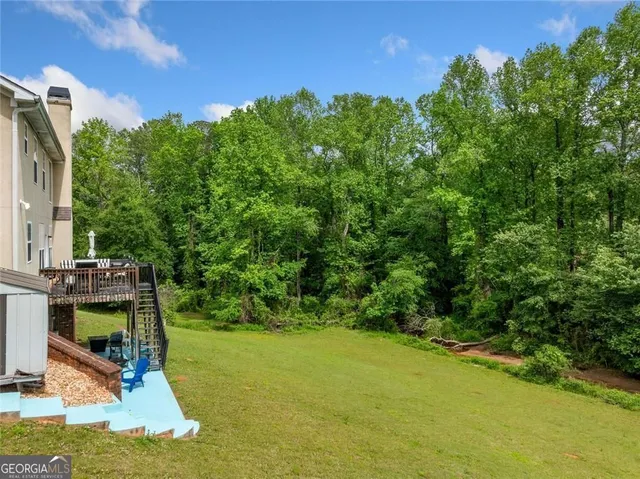 a view of a backyard