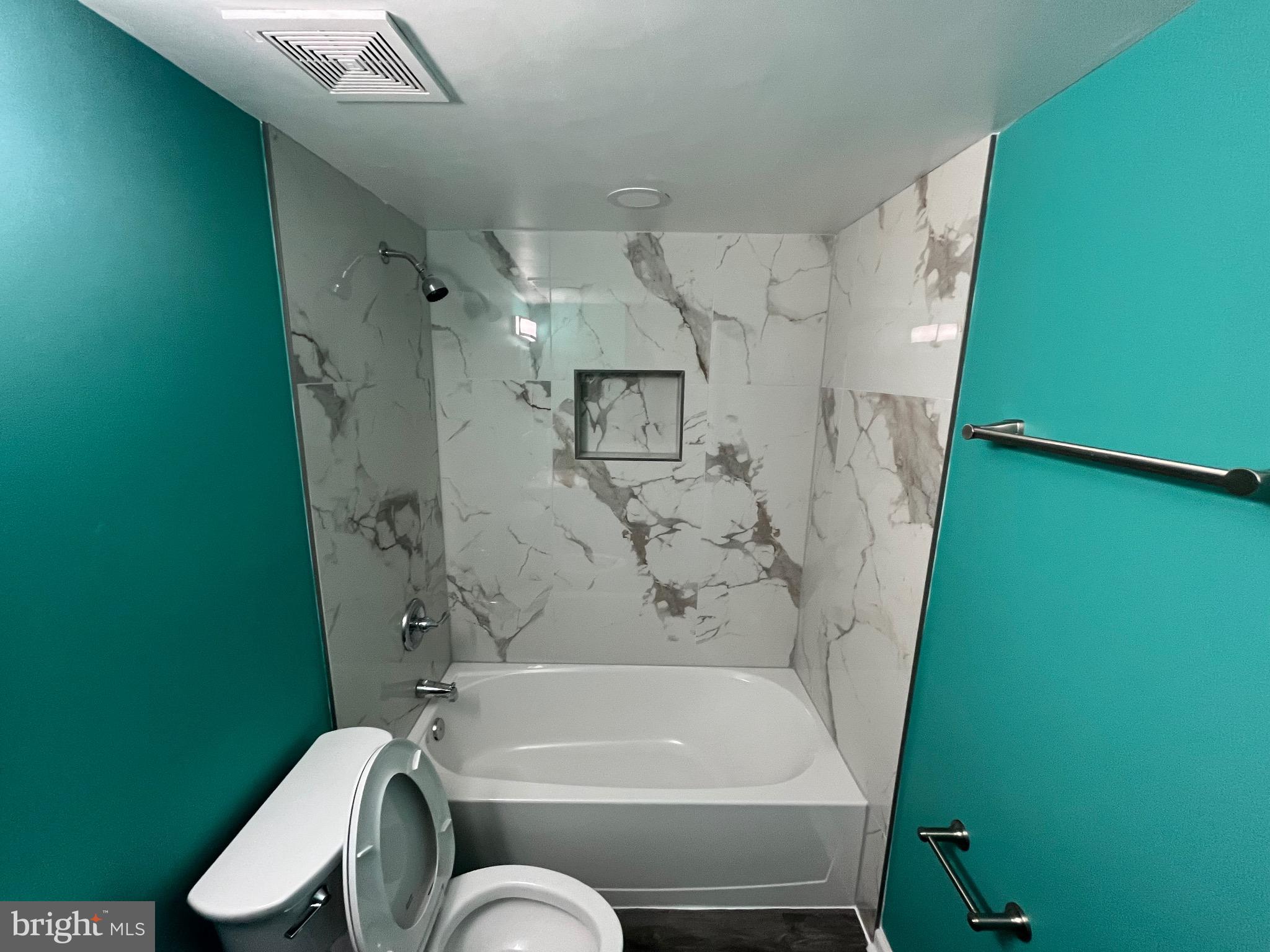 8607 Village Way, Unit 7/8607F Alexandria, VA 22309 - Photo 15 of 30 a bathroom with a toilet and a bathtub