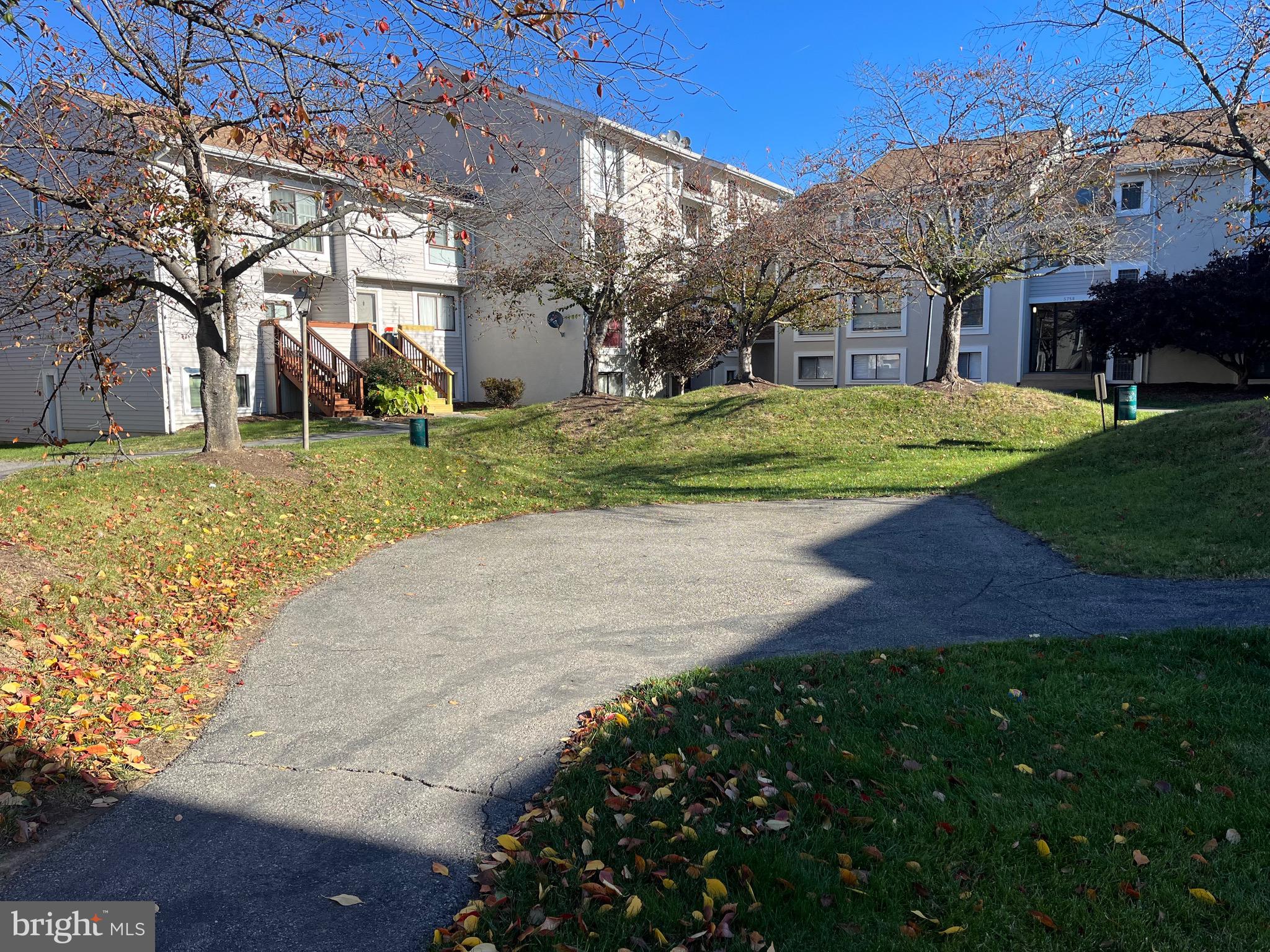 8607 Village Way, Unit 7/8607F Alexandria, VA 22309 - Photo 26 of 30 a view of a yard with a house