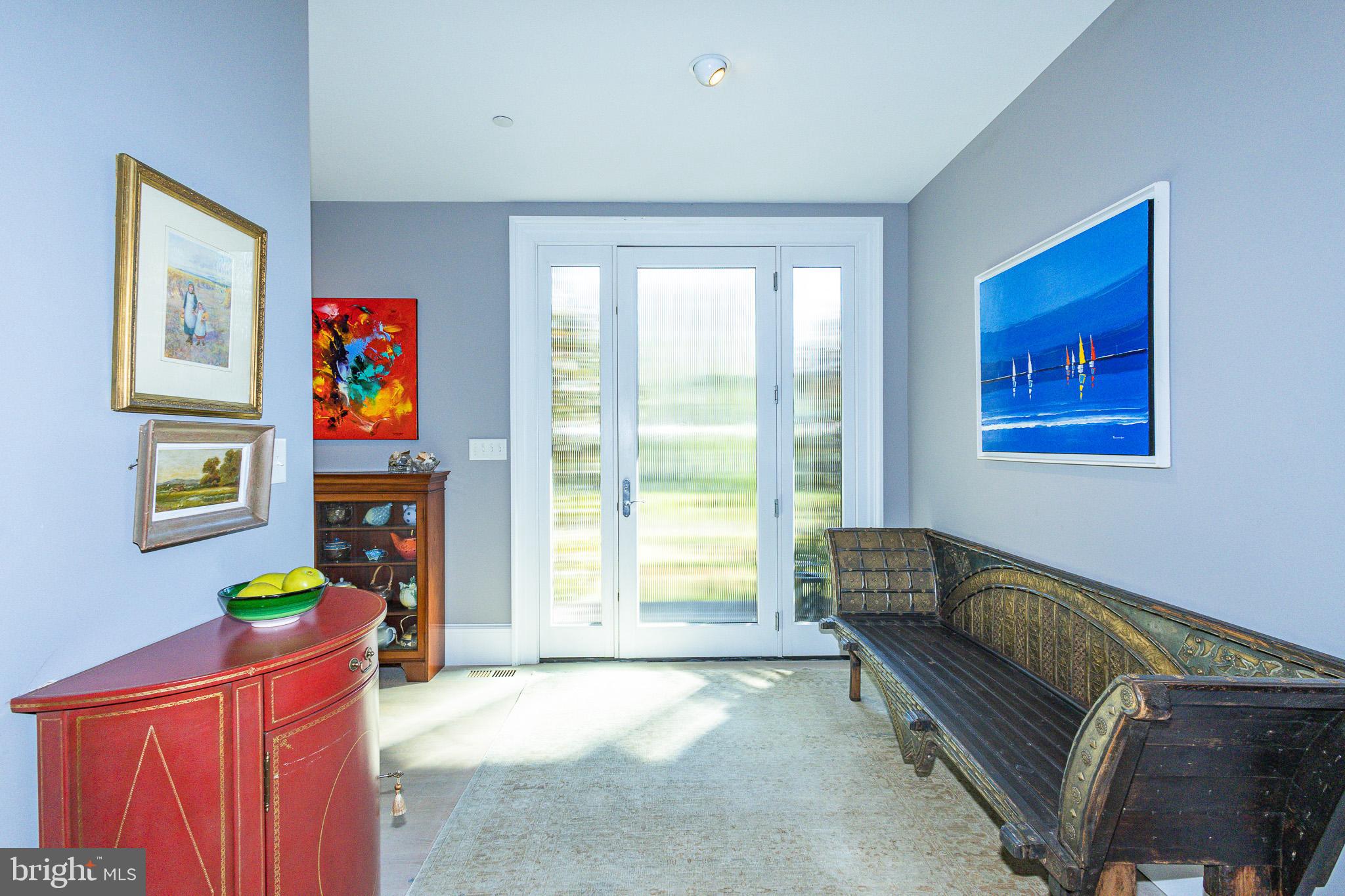 1004 Moss Haven Court Annapolis, MD 21403 - Photo 5 of 77 a living room with furniture and a window