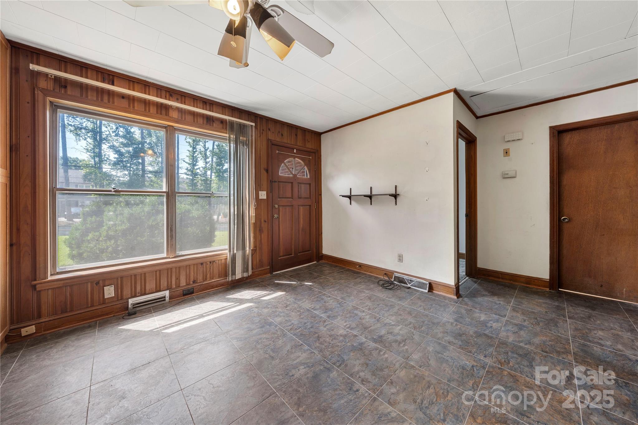 505 Rogers Lake Road East Kannapolis, NC 28083 - Photo 6 of 33 an empty room with windows and closet