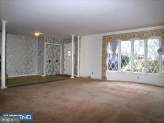 636 Meadow Road Huntingdon Valley, PA 19006 - Photo 2 of 6 Living Room