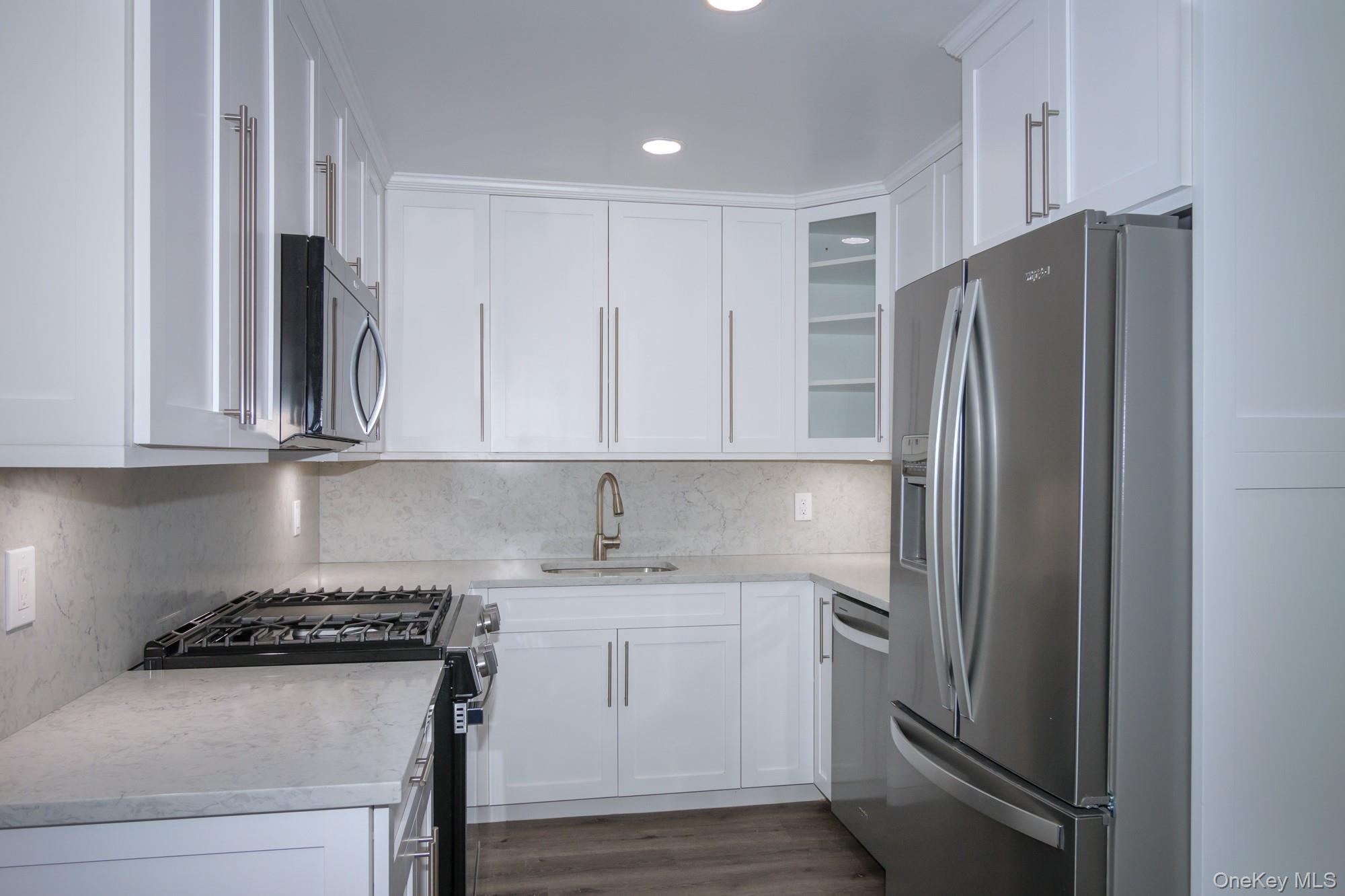 5 Merman Place, Unit 5 Babylon, NY 11702 - Photo 2 of 11 Gallery Image 2