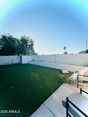 a view of a back yard