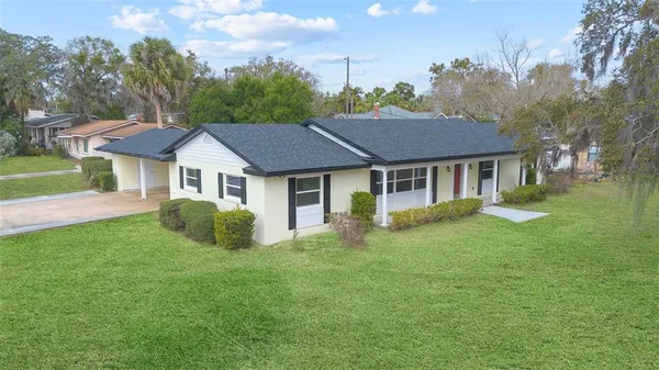 a view of a house with a yard