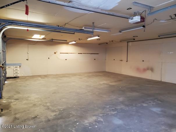 4626 Dover Road Louisville, KY 40216 - Photo 33 of 33 Dover 4626 Large Garage interior