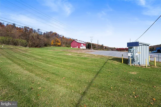 a view of a yard with a house