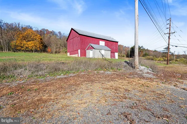 a sign that is sitting in the middle of a field