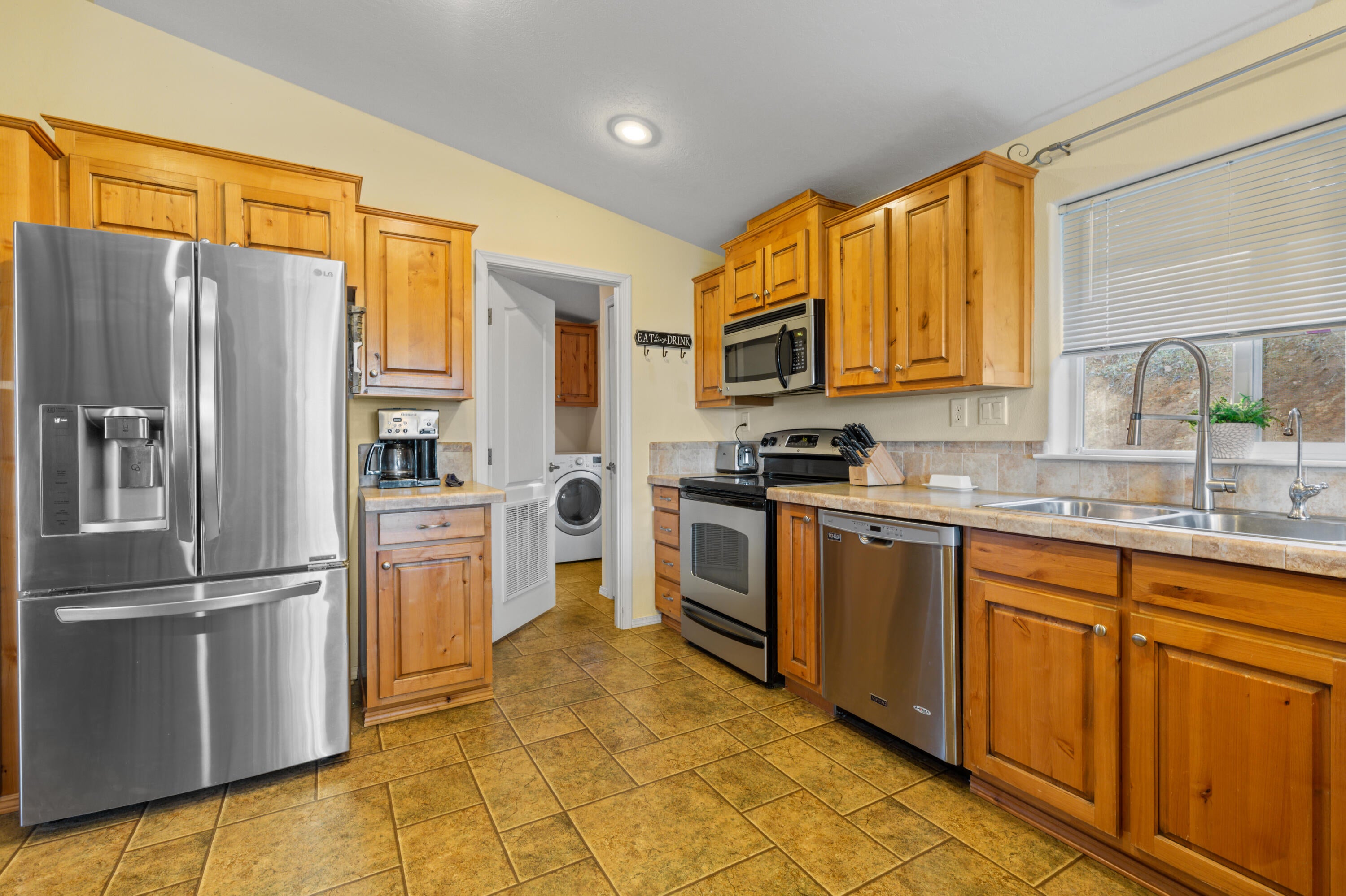 496 Wren Ridge Drive Eagle Point, OR 97524 - Photo 7 of 34 Kitchen