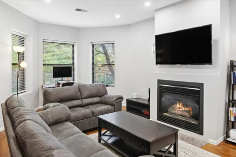 $500,000 | 4748 North Magnolia Avenue, Unit 2S, Chicago, IL 60640
