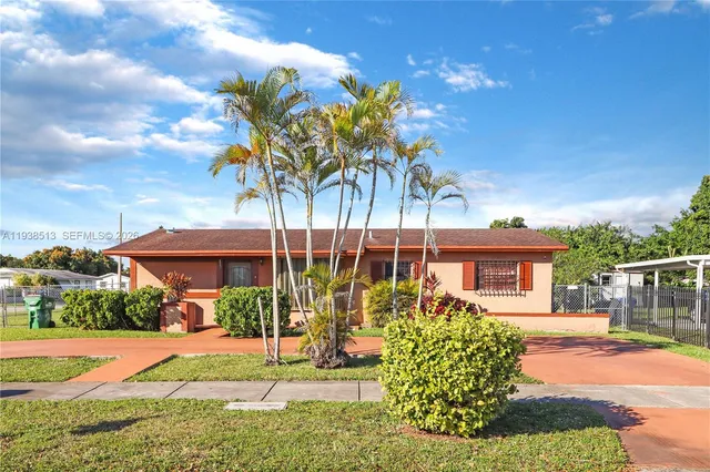 a view of a yard with plants