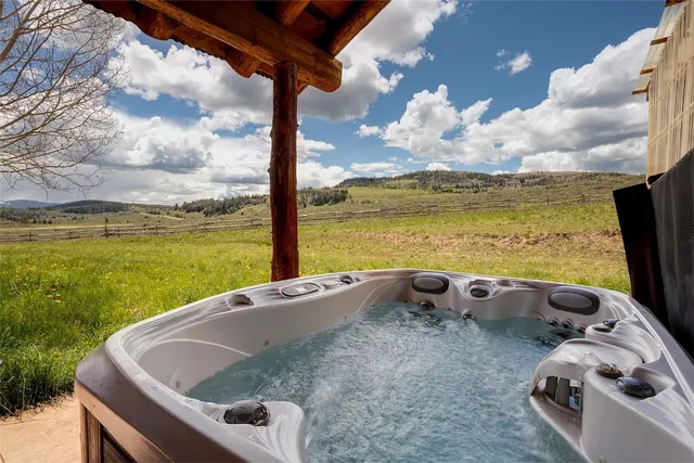 a view of a backyard