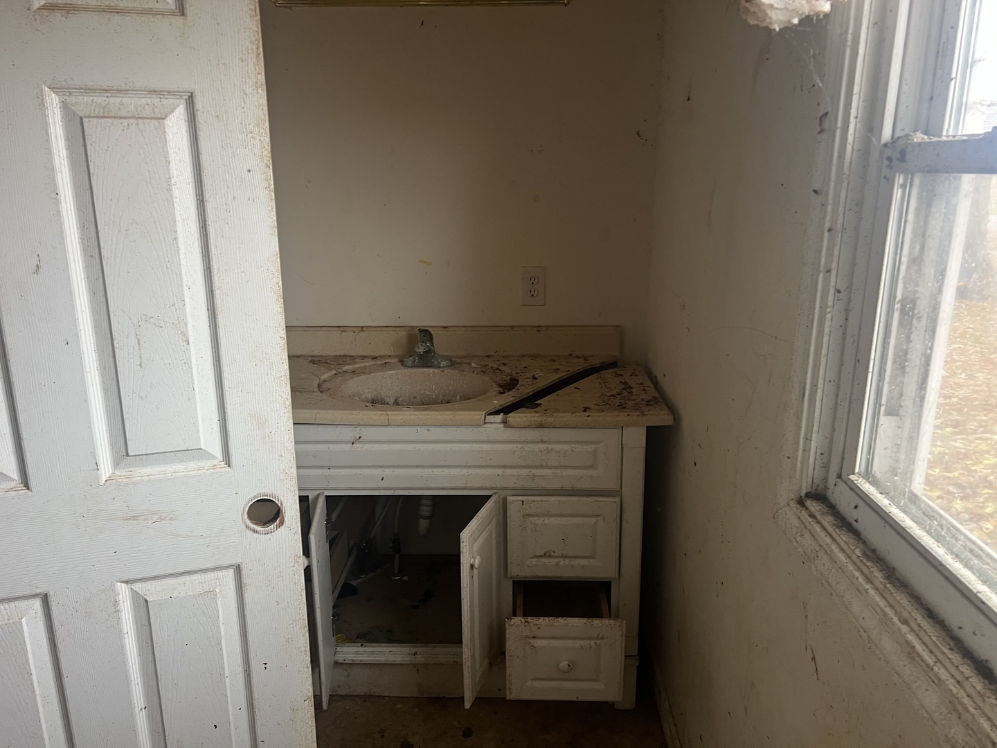 720 East Marion Street Clinton, IL 61727 - Photo 12 of 29 a utility room with closet