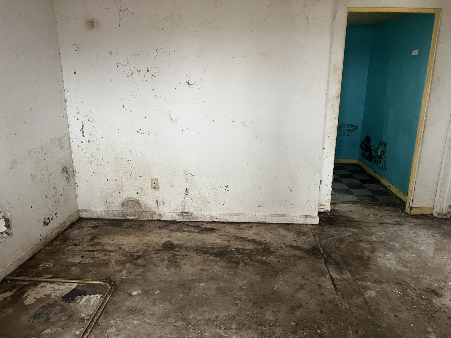 720 East Marion Street Clinton, IL 61727 - Photo 17 of 29 an empty room with an entrance door