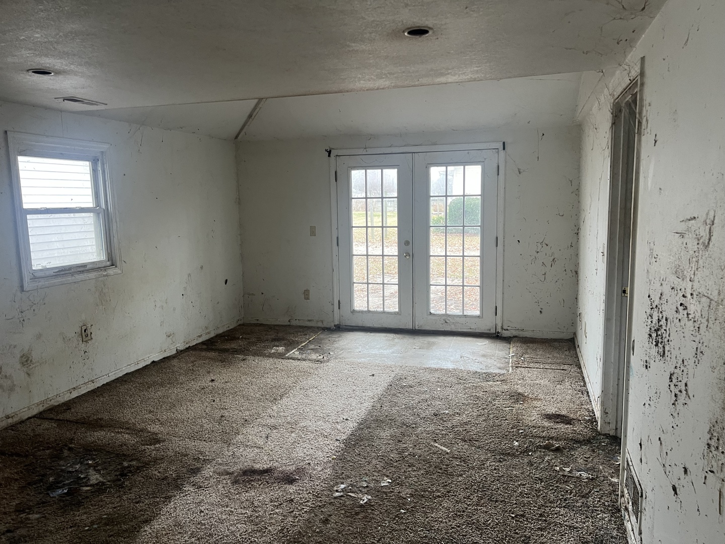720 East Marion Street Clinton, IL 61727 - Photo 21 of 29 an empty room with windows