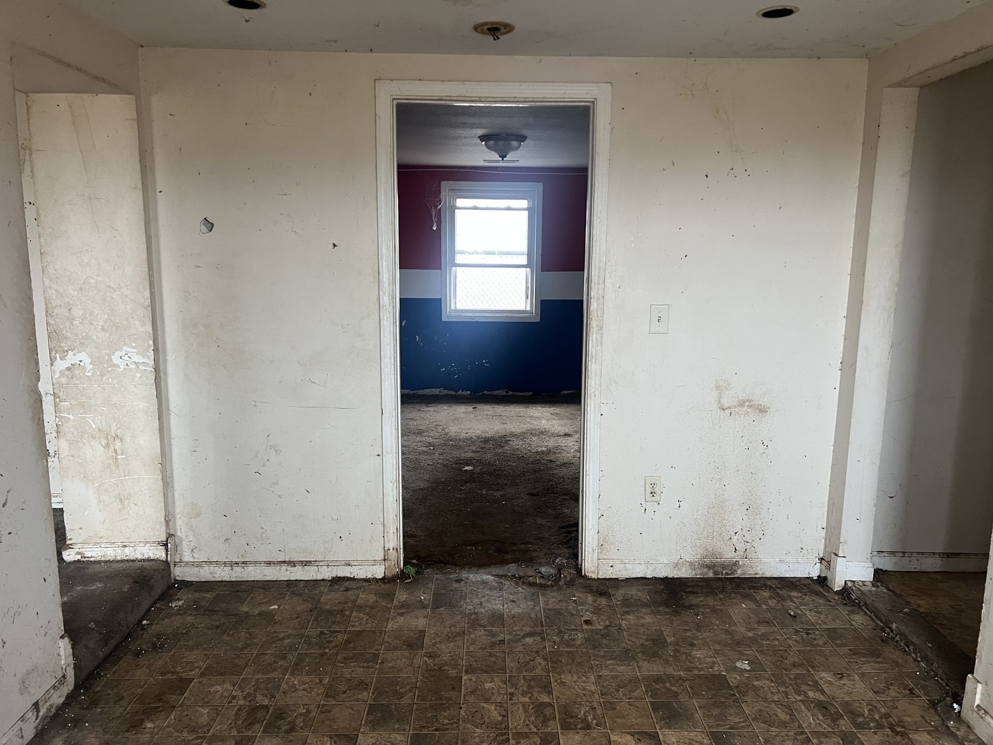 720 East Marion Street Clinton, IL 61727 - Photo 4 of 29 an empty room with closet