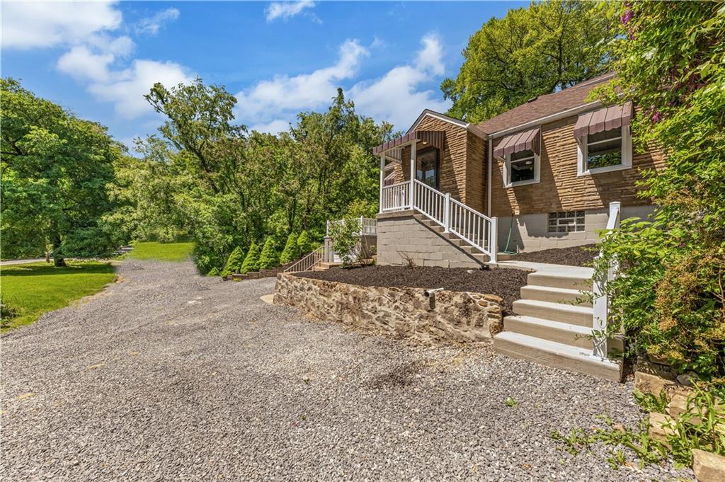 290 McCoy Road McKees Rocks, PA 15136 - Photo 2 of 23