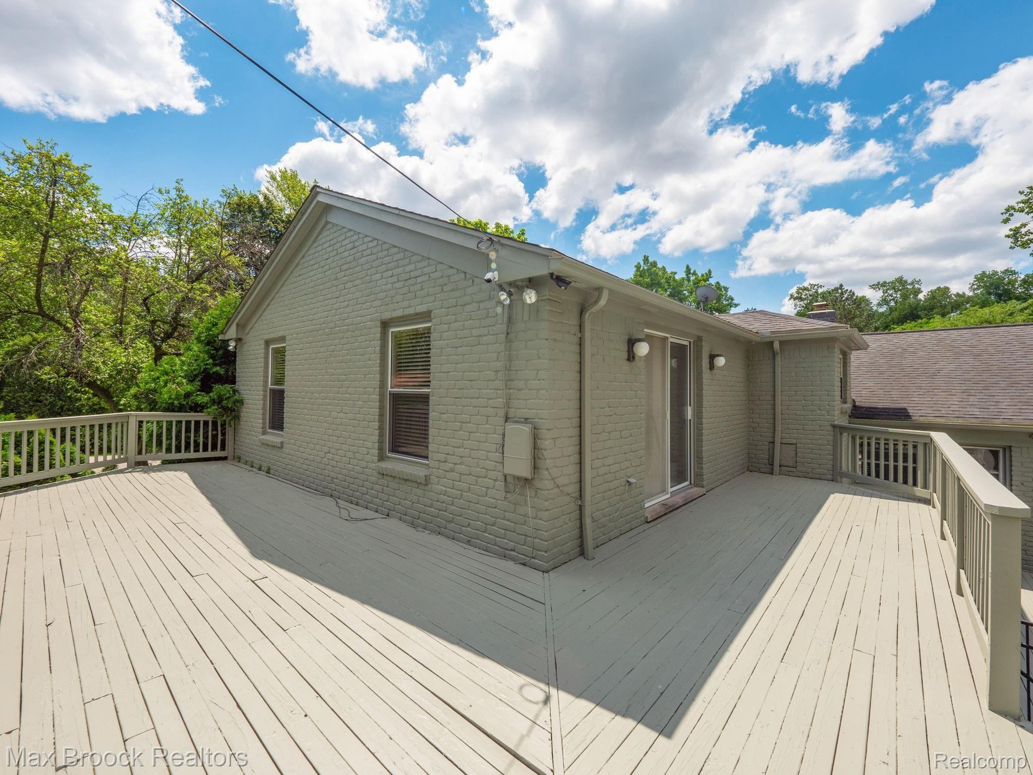 4626 Patrick Road West Bloomfield, MI 48322 - Photo 49 of 60 P3122541.jpg