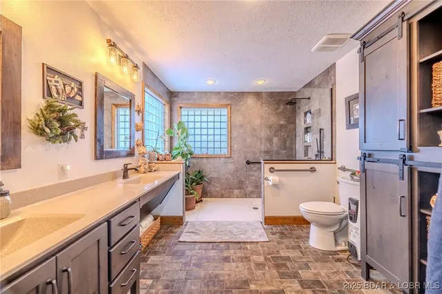 $970,000 | 13715 Industry Road, Lebanon, MO 65536