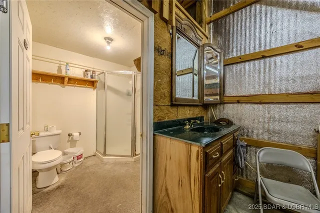 $970,000 | 13715 Industry Road, Lebanon, MO 65536