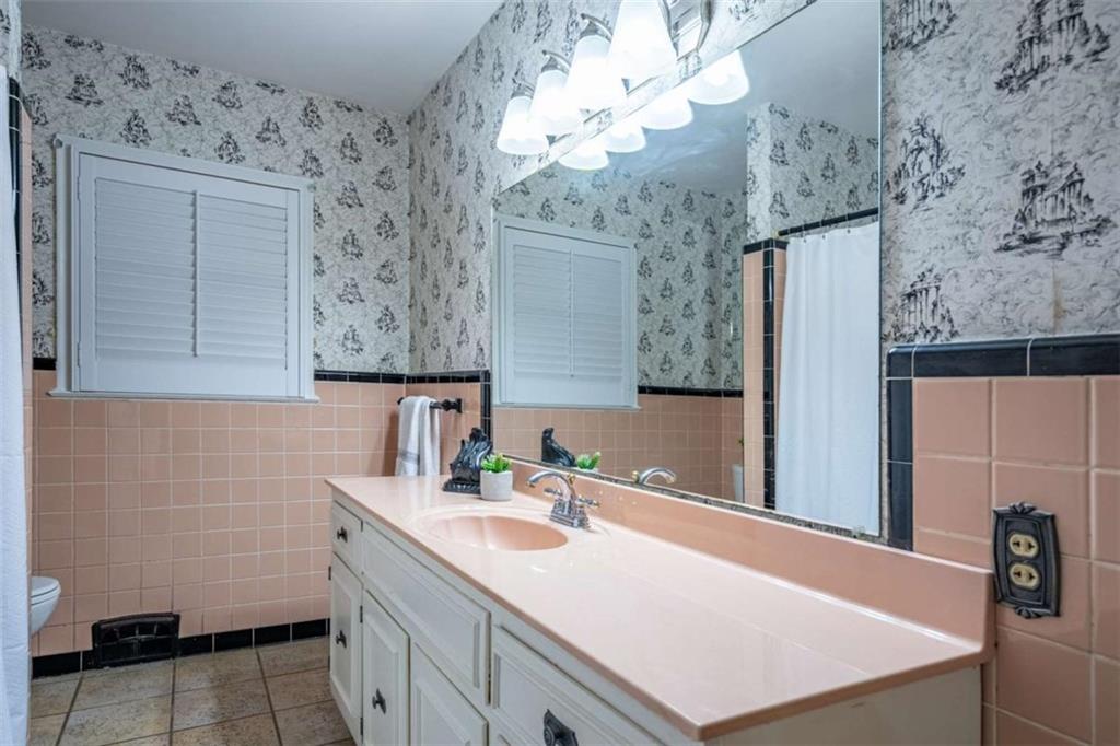 112 College Circle Cedartown, GA 30125 - Photo 18 of 35 a bathroom with a sink vanity and a mirror