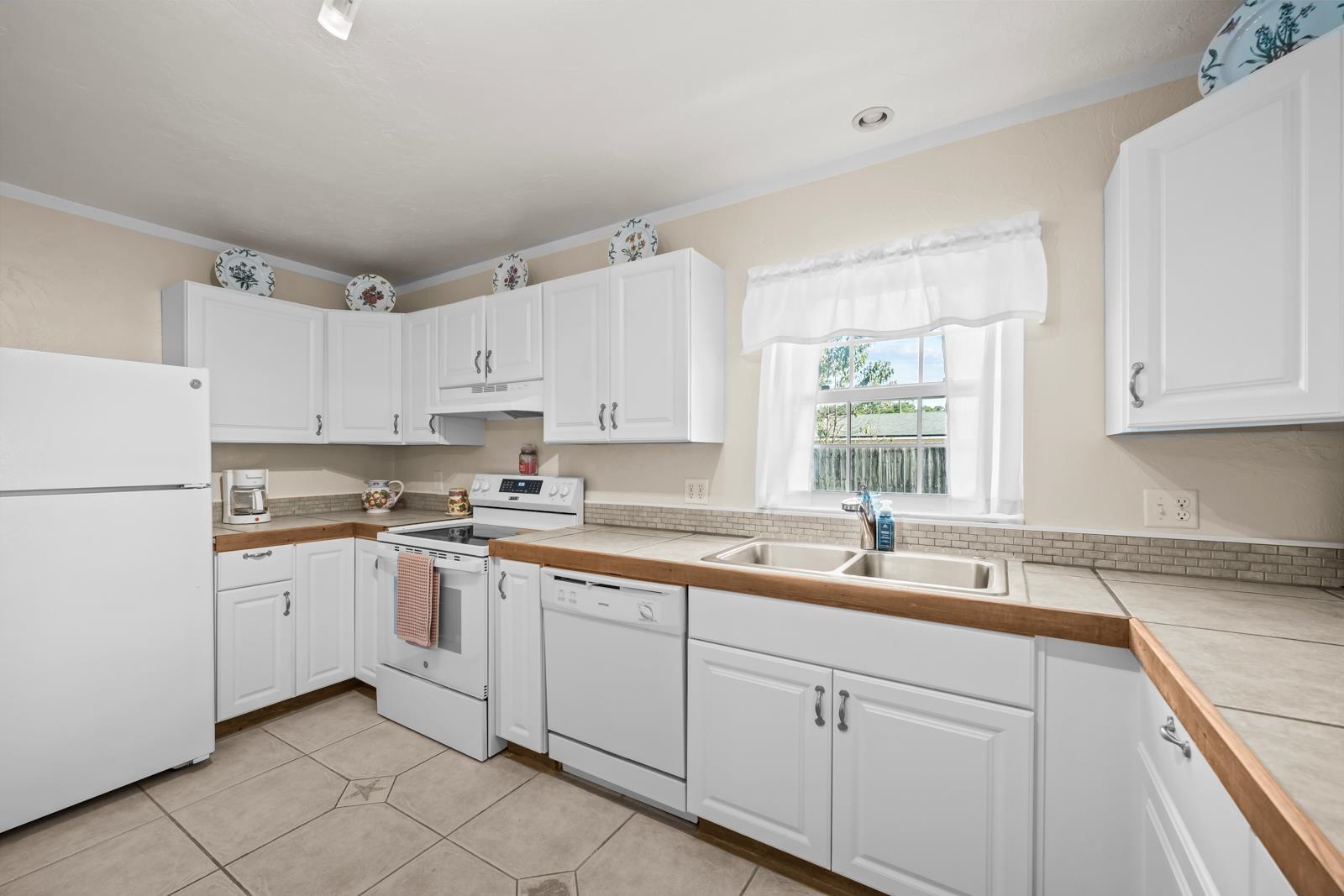 345 Cypress Road St. Augustine, FL 32086 - Photo 20 of 56 a kitchen that has a sink and cabinets