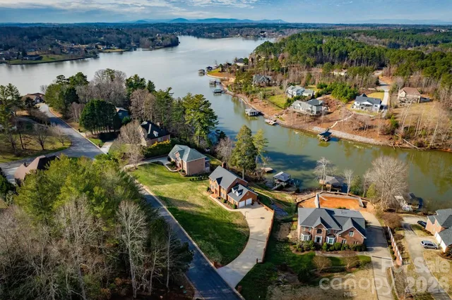 $1,500,000 | 46 Mariners Point Lane, Hickory, NC 28601