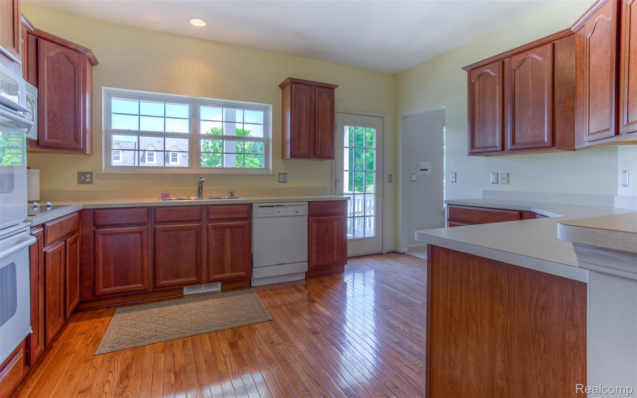 682 West Bluff Court Rochester, MI 48307 - Photo 25 of 37 682 W bluff interiors (19).jpg