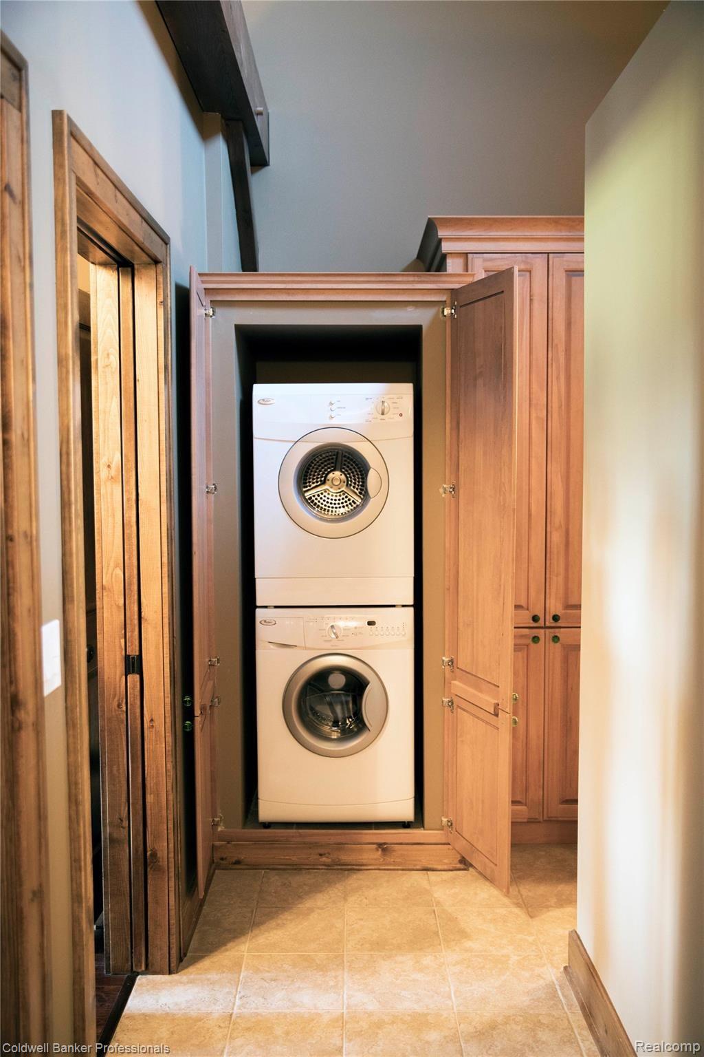 1848 East Beard Road Perry, MI 48872 - Photo 24 of 50 In-master laundry