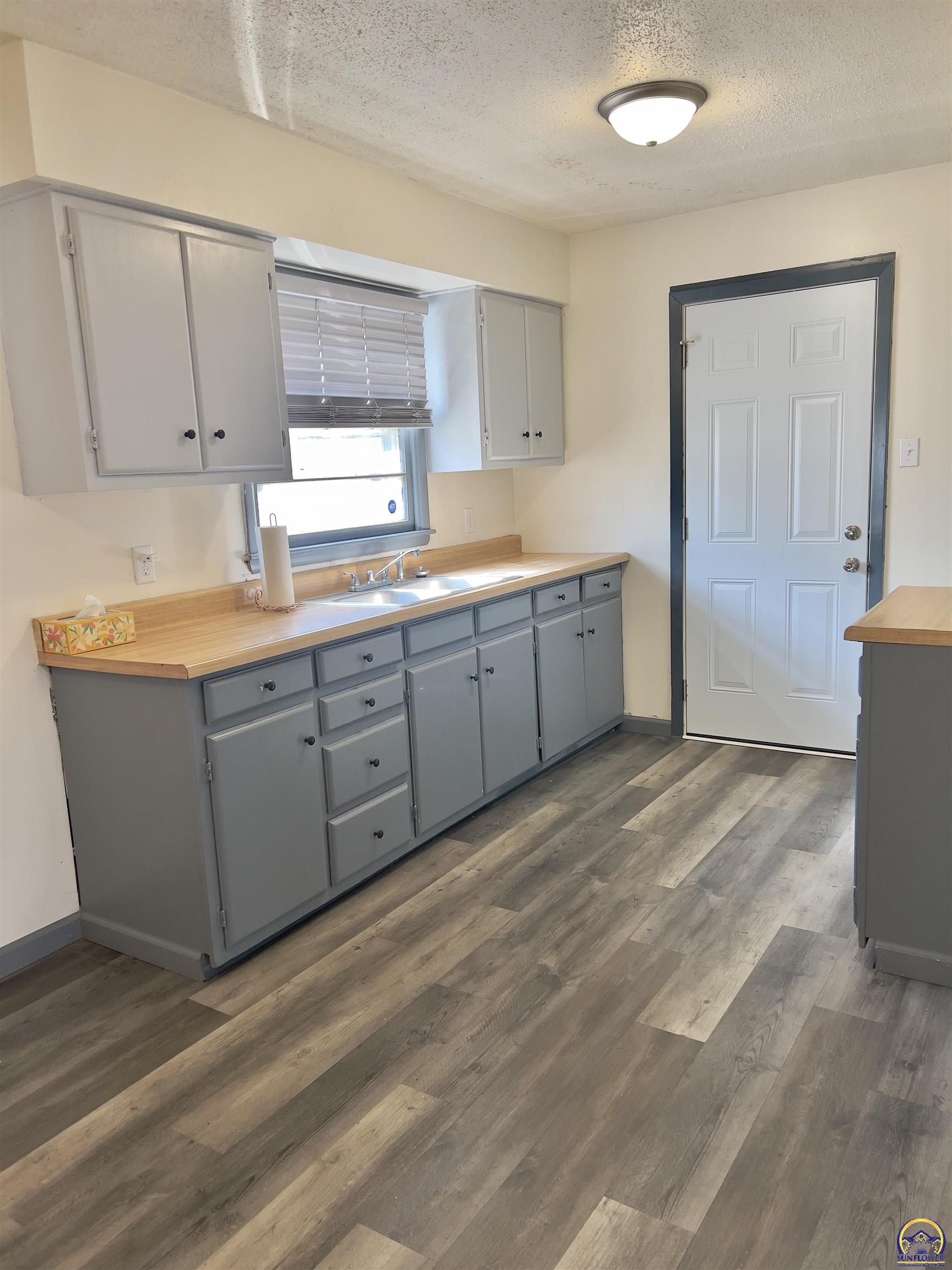 4839 Southwest 18th Street Topeka, KS 66604 - Photo 2 of 13