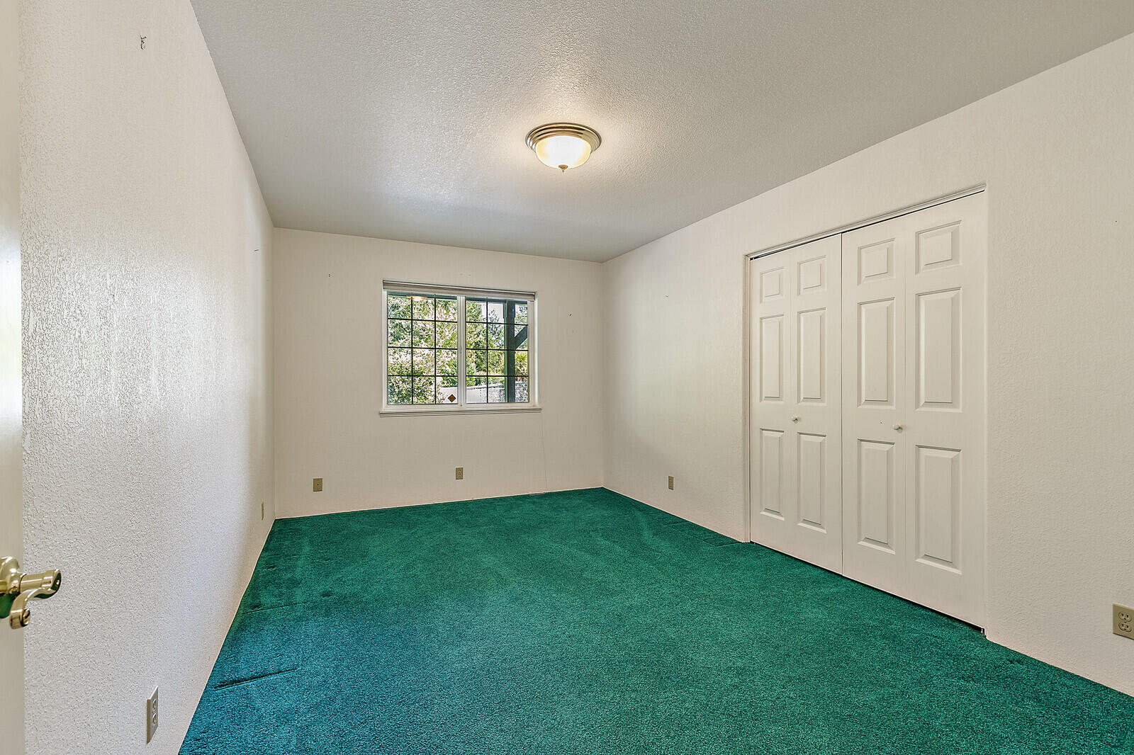 7212 Lower River Road Grants Pass, OR 97526 - Photo 27 of 31 an empty room with windows