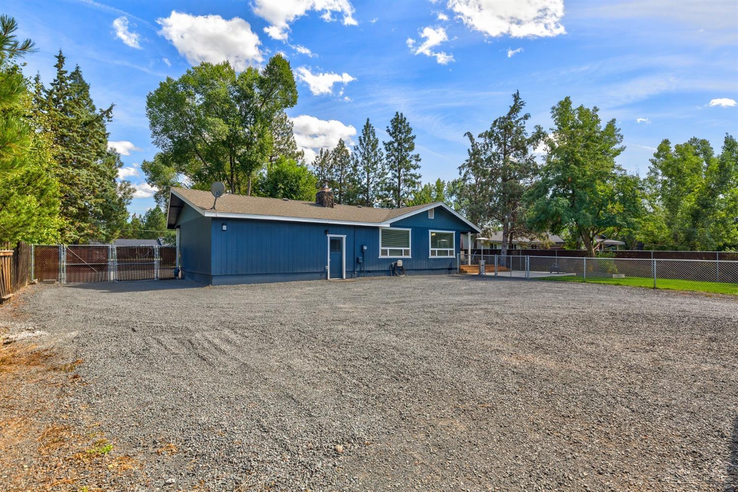 61969 Pettigrew Road Bend, OR 97702 - Photo 7 of 21 Plenty of room to park RVs, trucks, trai