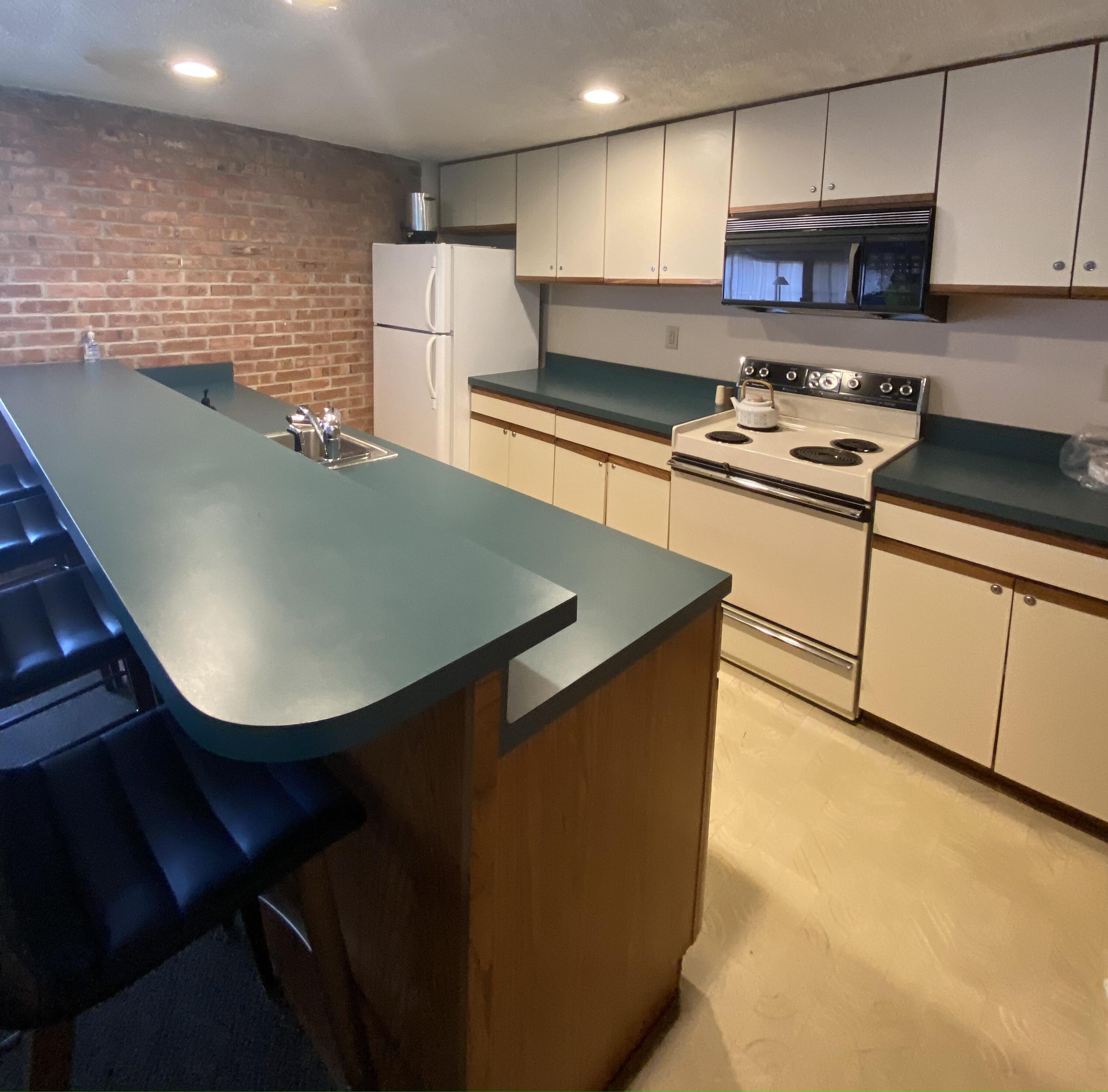 1325 South Maple Road, Unit 103 Ann Arbor, MI 48103 - Photo 24 of 26 Clubhouse kitchen