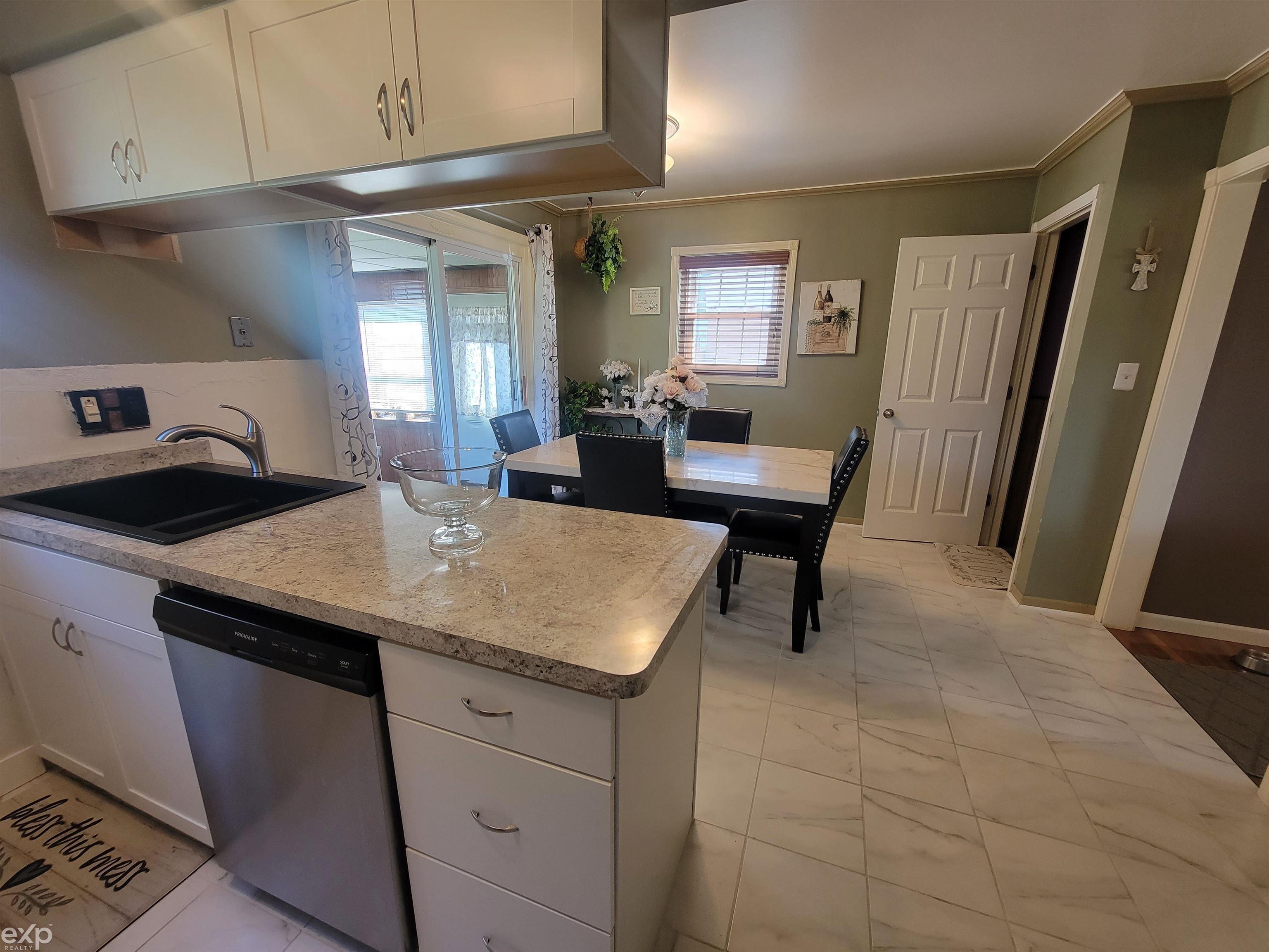 13611 Racine Court Warren, MI 48088 - Photo 13 of 25 50083264-12.JPG
