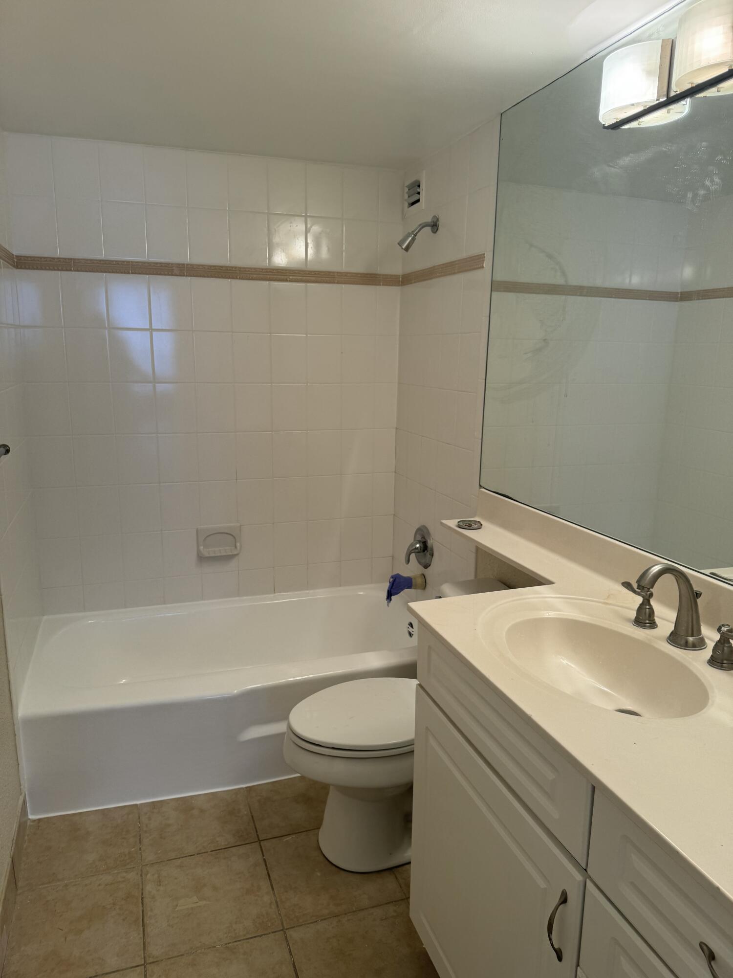 1000 Spanish River Road, Unit 3B Boca Raton, FL 33432 - Photo 8 of 24 Bathroom - 1