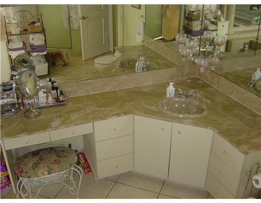 1751 North Surf Road, Unit PH Hollywood, FL 33019 - Photo 14 of 18 Bath/Spa Master
