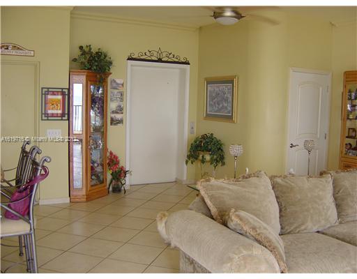1751 North Surf Road, Unit PH Hollywood, FL 33019 - Photo 5 of 18 Living Room