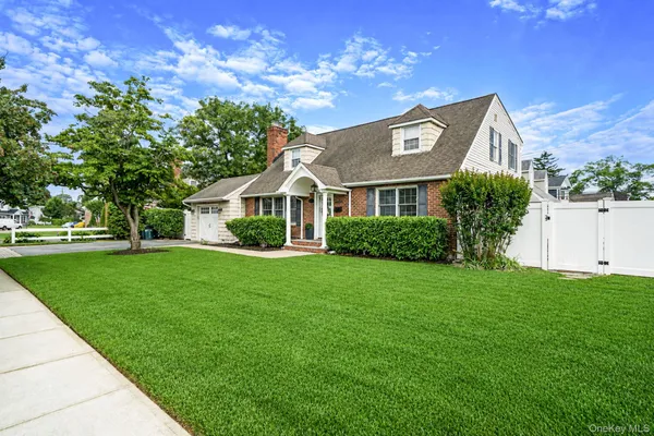$899,999 | 3438 Ella Road, Wantagh, NY 11793