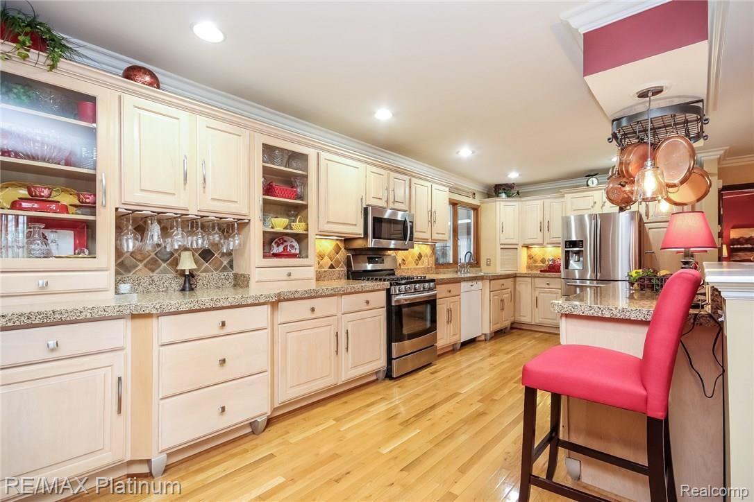 606 East Coon Lake Road Howell, MI 48843 - Photo 17 of 64 017-Kitchen-5582693-medium.jpg