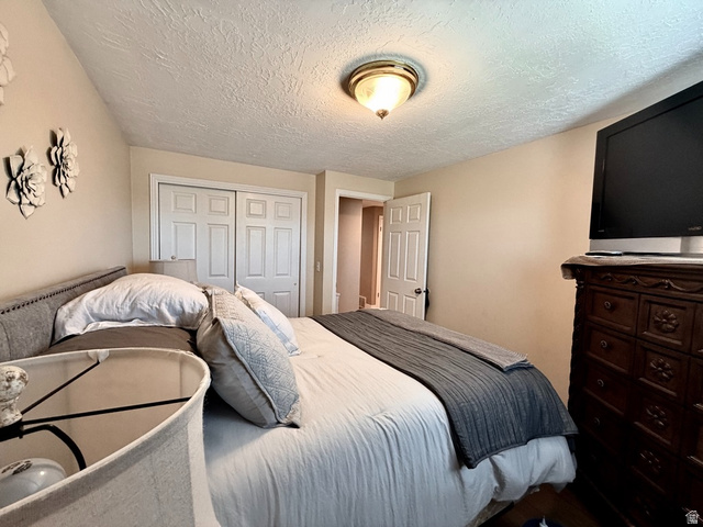 12080 Mill Ridge Circle Sandy, UT 84094 - Photo 20 of 56 Recessed ceiling light fixture and textured ceiling