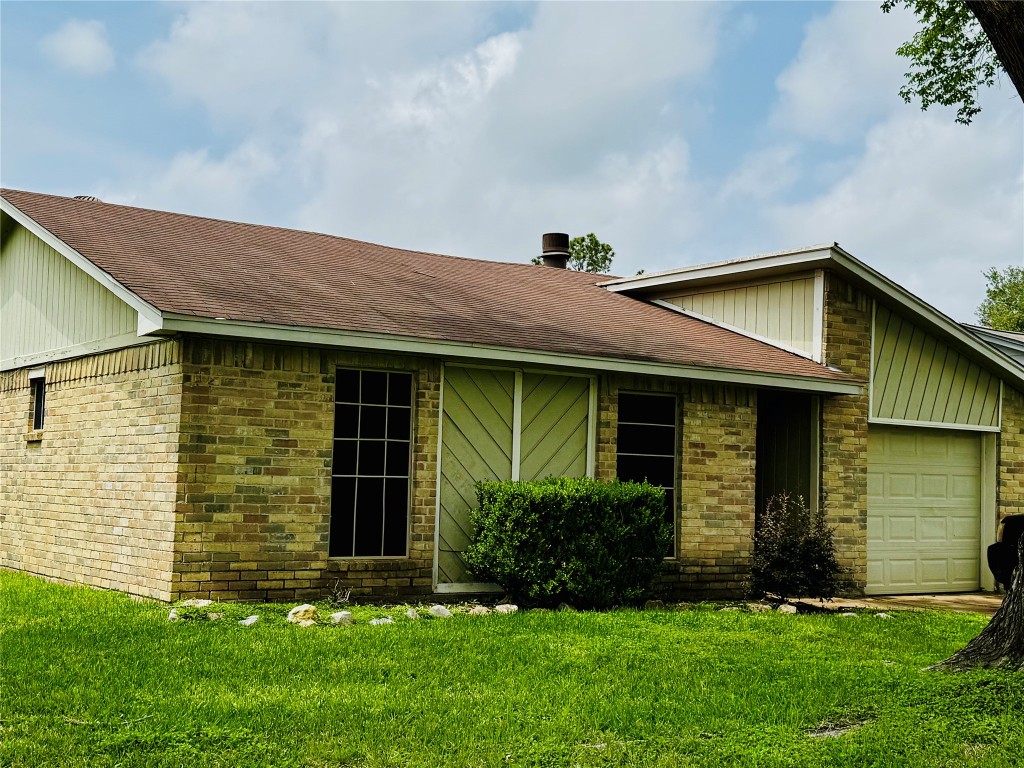17118 Amber Ridge Drive Sugar Land, TX 77498 - Photo 2 of 20 a view of outdoor space of yard and front view of a house