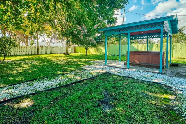 a view of a yard with a house