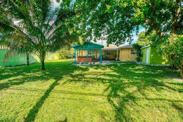 a view of house with a big yard