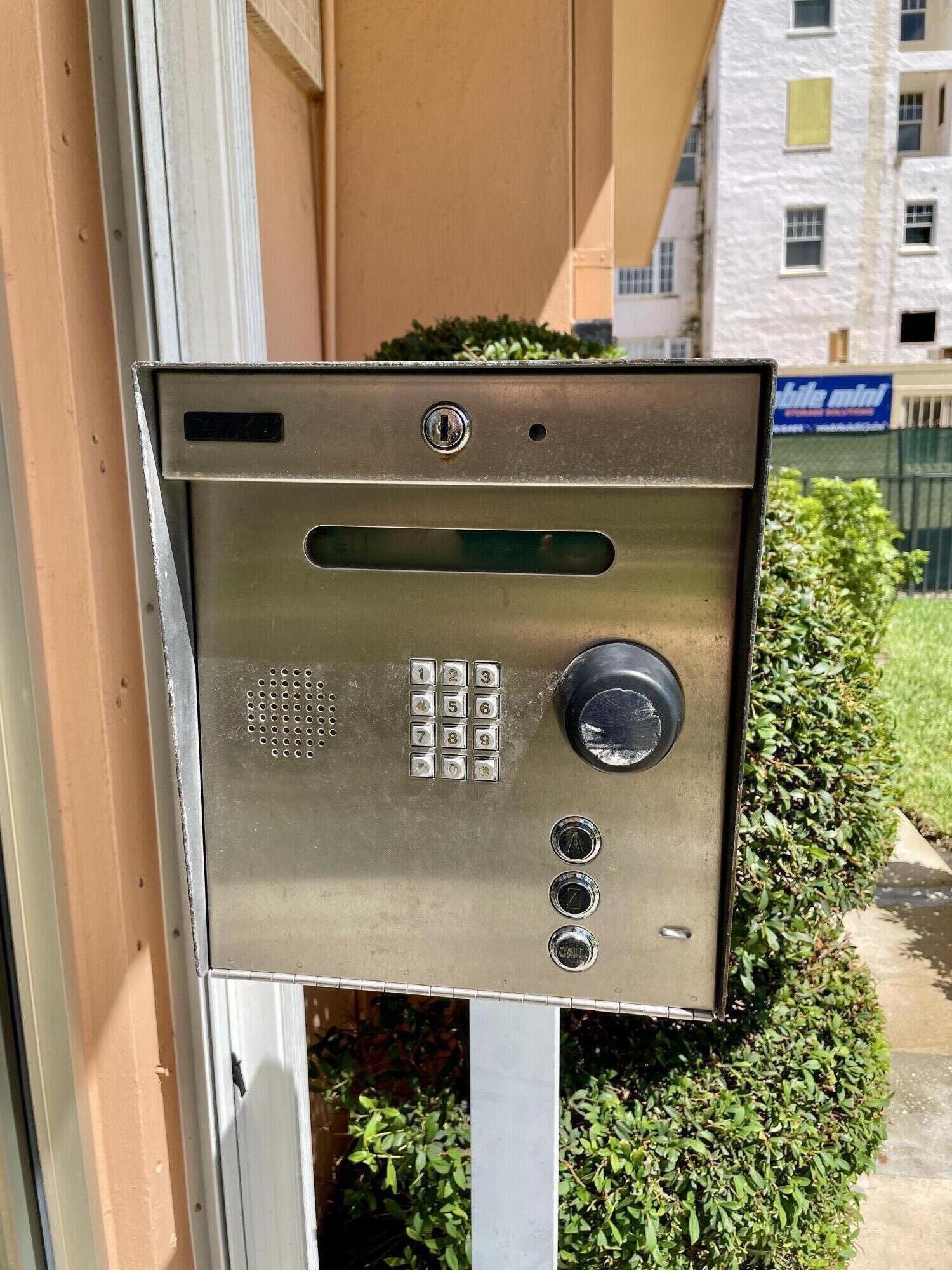 15 South Golfview Road, Unit 403 Lake Worth Beach, FL 33460 - Photo 5 of 32 a room with a stove and a rug